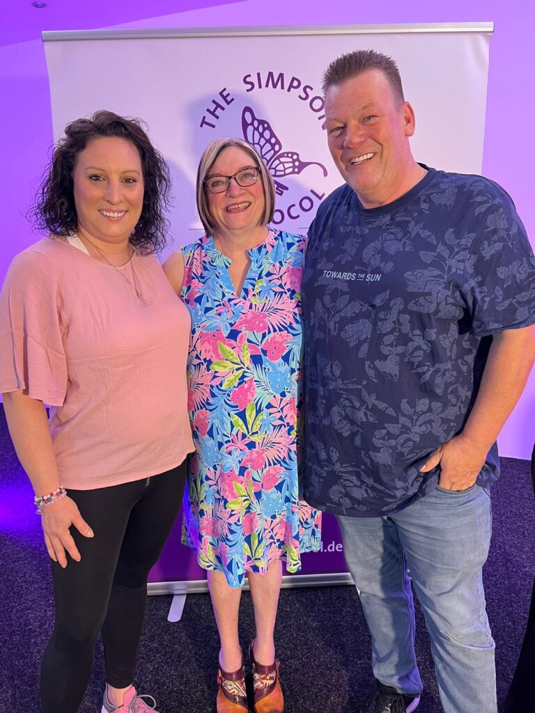 Ines Simpson hier mit Karin und Christian Hendricks beim Master Mind Workshop im Juni 2024 über das Simpson Protocol